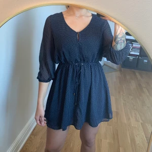 Sommarklänning från Lindex  - Härlig ”luftig” klänning från Lindex av märket Holly&Whyte. Storlek S. Marinblå med vita små prickar.  Dragsko i midjan. Dubbla lager tyg vid bröstet och kjolpartiet. I gott skick. Jag är en S/M och 168 cm. Köparen betalar frakten som tillkommer 💌 