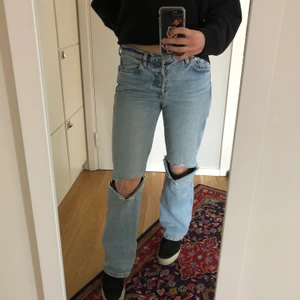 & Other Stories Jeans, Low Waisted - Low waisted jeans med hål på knäna från & Other Stories. Använda men i fint skick. Säljer pga att de inte kommer så mycket till användning 💕💕💕💖💖💖💖Strl 26, passar mig som är 27 i vanliga fall och går över foten på mig som är 169. Köparen står för frakt ❤️