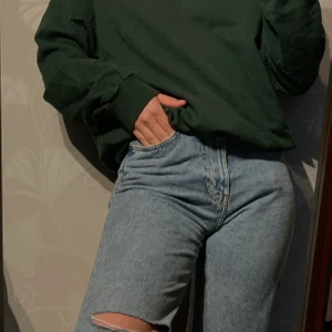 Sweater med hög krage - Modellen är 172cm och 60kg. Först till kvarn gäller. Ingen budgivning sker på min profil.