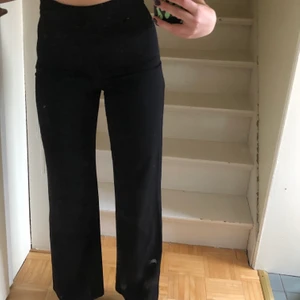 svarta kostymbyxor - skitsnygga kostymbyxor från BIKBOK i storlek 34! Sjukt snygga o formar kroppen SNYGGT🤩🤤 Frakt: 48kr ❤️💗💞 de är noppriga på vissa ställen !!