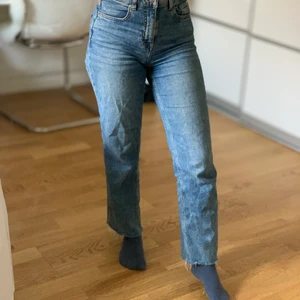Blåa jeans - Säljer mina jeans på grund av att jag måste bli av med dem. Modellen är skinny/rak. För att tillägga så är jag 157cm och då går de till mina anklar.