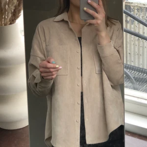 Beige Manchester skjorta  - Säljer denna fina skjortan från Zara. Använd några enstaka gånger. Storlek S/36. Pris 120kr exkl frakt 