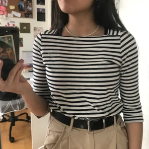 Randig tröja  - En fin randig tröja som är från Gina tricot! En speciell detalj med denna tröja är att kragen är fyrkantig🪴✨ det står att det är XS, men passar även mig som är vanligtvis M/S