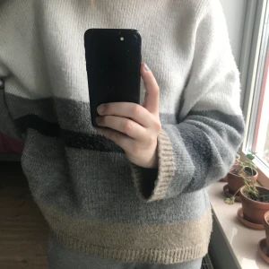 Stickad tröja - Säljer denna fina tröjan från Nakd. Köpt för ett par år sedan men knappt använd. ❤️