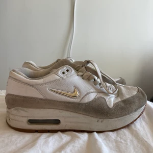 Nike skor - Nike air max 95 med märke i guld. Dom är beiga och vita i storlek 40! Kan tvättas för att bli renare! Pris:150+ frakt 📦 