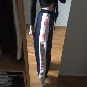 Vida Reebok  - Reebok byxor med vida ben. De fett svårt att rensa ur sin garderob för man upptäcker en massa saker så blir man nykär igen men om dom säljs för fullpris släpper jag dom. Kostade 900 i affär