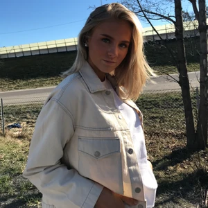 jacka ifrån weekday - Säljer denna fina jeans /tyg jacka ifrån weekday. Säljer den för att jag inte får användning av den längre:( perfekt nu till våren och sommaren. Kan tänka mig att nypris var ca 400kr 💓