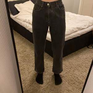 Superfina jeans från Wera, storlek 34/XS, som är i en jättefin grå/svart tvätt. Fint skick och sitter fint på, jag är 160 cm💕