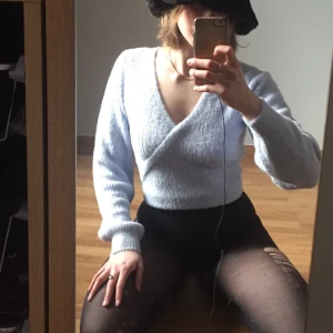 Den mjukaste tröjan - Det är en jättefin tröja men jag köpte den bara för att den va så sjukt skön och mjuk, för det är inte alls min stil. Aldrig använd. Den har verkligen ett överdrivet skönt material.