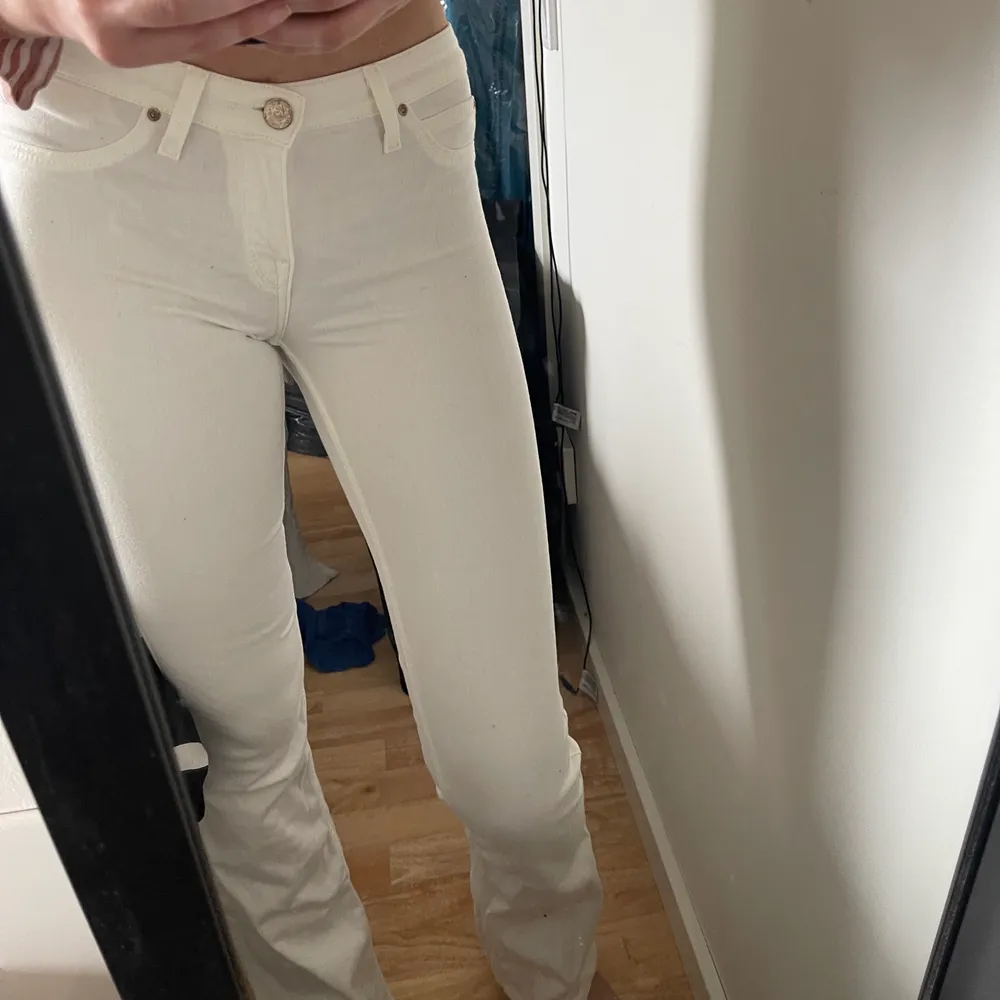 vita bootcut jeans från lee! 27x35 och passar en 34/36! stretchiga, långa och lågmidjade! nypris ca 800! Säljer för 170+frakt 🚚. Jeans & Byxor.