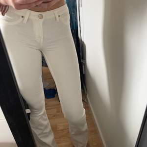 vita bootcut jeans från lee! 27x35 och passar en 34/36! stretchiga, långa och lågmidjade! nypris ca 800! Säljer för 170+frakt 🚚