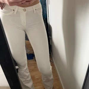 Lee jeans - vita bootcut jeans från lee! 27x35 och passar en 34/36! stretchiga, långa och lågmidjade! nypris ca 800! Säljer för 170+frakt 🚚