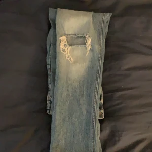 Zara jeans - Assnygga raka jeans med hål på ena knät! De är i storlek 34 men passar 32-36 beroende på passform osv. Vid fler intresserade bli det budgivning