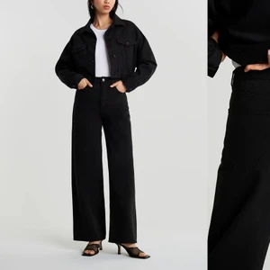 Svarta vida jeans - Skit snygga svarta visa jeans från ginatricot! Väldigt bra skick, använda få gånger! Storlek 32 man jag är igentligen 34-36 så funkar oxå. Nypris 500kr, skiv privat för intresse, pris kan diskuteras