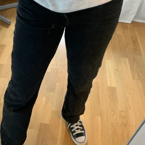 Svarta Weekday byxor - Byxor från Weekday i modellen Voyage. Storlek W25 L30, (ungefär som S)! 120kr+ frakt