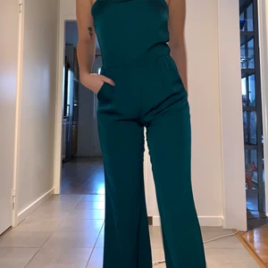 Jumpsuit storlek 38 - Jumpsuit i storlek 38 (passar 36-38) aldrig använd! 