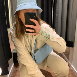 hoodie  - hoodie från monki i oversized modell. köparen står för frakten :) 