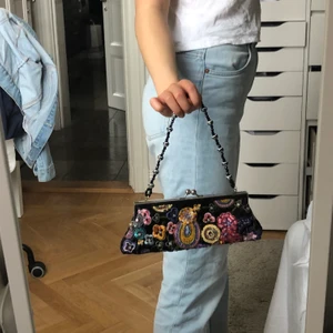 Axelväska  - Söt axelväska med fina detaljer. Kan frakta/mötas upp. Fraktkostnad tillkommer. 