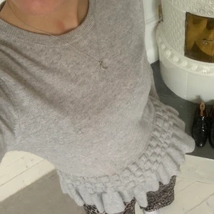 Soft goat tröja, strl s - Snygg, nästan helt oanvänd Kashmir tröja från soft goat med söt volang nedtill, köptes för 1850kr