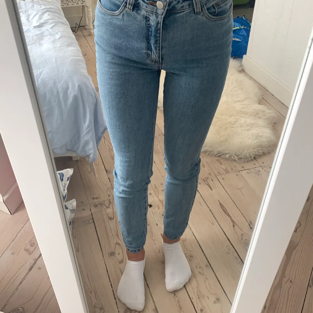 Jeans från NAKD i modellen ”High waist skinny jeans” i storlek 36. Passar mig som brukar ja xs/s i jeans och byxor. Jag är 1.60m lång och jeansen passar mig perfekt i längden. Sparsamt använda! . Jeans & Byxor.