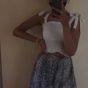 Linne gina tricot - Superfint vitt linne med fasta rosetter, från Gina tricot i storlek S💙 Använt sparsamt! 