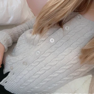 Brandy Melville stickad kofta  - Brandy Melville kofta i XS/S/M utifrån min bedömning🤍. Lite klurigt att sätta storlek då Brandy Melville säljer i ”one sized”. Men jag som är xxs/xs skulle nog inte säga att den passar L.  Den är i jättebra skick. Använt 3 ggr, inga slitningar eller defekter alls!   Den är rätt ”töjbar” också pga one sized!! 220 kr ink frankt ! 