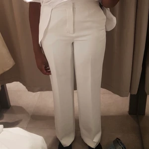 Vita kostymbyxor från zara😁 - Snygg vita kostymbyxor från zara. De är i storlek S på byxorna. Är 170 cm för referens :)