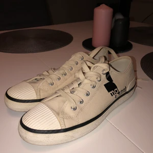 ISABEL MARANT SNEAKERS - Converse inspirerade sneakers ifrån Isabel Marant, de är endast använda 2 gånger och är i strl.39. De är köpa på sensommar 2019 för 1800kr. Frakten ingår i priset.