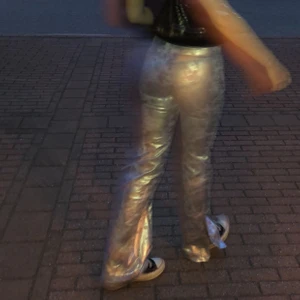 Byxor - Super coola silver/lila byxor ,märket är amazing och är storlek 36 , Skick 10/10 , påminner om de populära byxorna ifrån zara fast en tajtare modell , köparen står för frakt ❤️  många intresserade så buda eller köpt direkt för 500kr