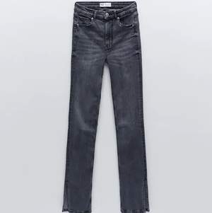 Säljer ett par grå jeans med slits från Zara. Helt slutsålda överallt. Väldigt bra skick, storlek 34 men passar även 36
