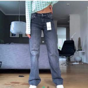 (Lånade bilder)                                                                      As snygga gråa ”90s full lenght” mid waisted jeans från zara, helt slutsålda på hemsidan. Säljer då de tyvärr inte passa mig. Helt nya och oanvända med prislapp kvar (Köpare står för frakt) 💕💕