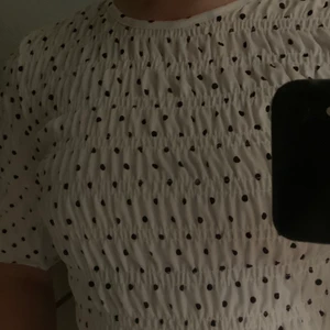 Prickig tröja  - Prickig topp, knappast använda😊 säljer för 90 kr + frakt! 