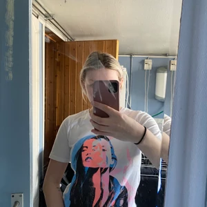 T-shirt  - Jätte cool och fin T-shirt från only. Storlek medium, köparen står för frakten annars finns den i Bollnäs 💕