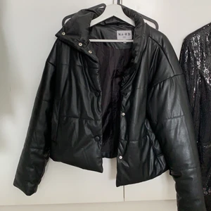 Superfin jacka i skinn i bra skick - Superfin  jacka ifrån Nakd i fint skick storlek 36