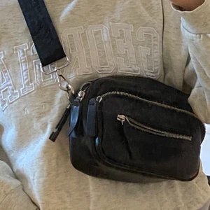 Väska från Carin Wester - Snygg väska från Carin Wester. I väldigt fint skick skulle jag säga. Frakt tillkommer!✨💞