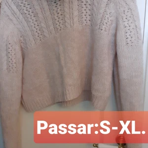 S-XL. Ljus-rosa/beige Stickad Tröja  - Den här är supersentimental tröja. Det är mycket passion denna tröja bär med sig. Hade den ofta när jag mötte upp min älskare såsom 19-23 åring pingla.. Säljs 70%, 27 SEK, från inköpspris: 90 SEK. FINNS I NORRKÖPING att hämta.