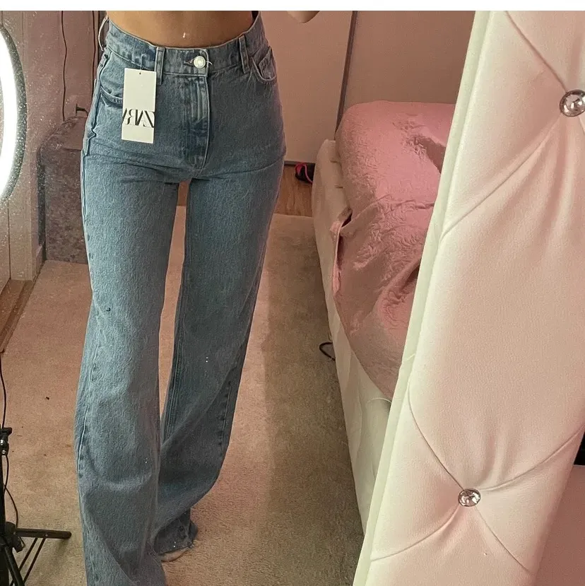 Köparen står för frakt. Blir budgivning om flera intresserade eller köp direkt för 399kr. Bilden är lånat, Kolla gärna på mina andra annonser säljer super snygga kläder ❤️☺️. Jeans & Byxor.