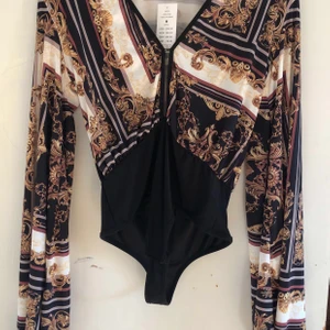 mönstrad body - Helt oanvänd fin body med utsvängda ärmar (prislappen kvar) Materialet är superskönt och luftigt. Köpt för 299kr