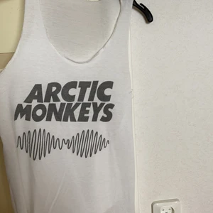 Arctic Monkeys linne - Vitt linne med ”Arctic Monkeys” tryck. Strl S. Lös passform.