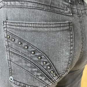 Jeans med snygga fickor! Köpta secondhand, mid waiste, storlek 40 men mer som 38💕Hör av dig vid frågor💕