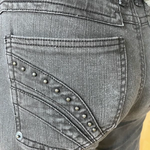 Jeans - Jeans med snygga fickor! Köpta secondhand, mid waiste, storlek 40 men mer som 38💕Hör av dig vid frågor💕