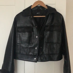 Jacka - Skit snygg jacka från Gina, helt slutsåld. Kommer inte till användning därav säljer jag den. Inga skador och i väldigt bra skick.