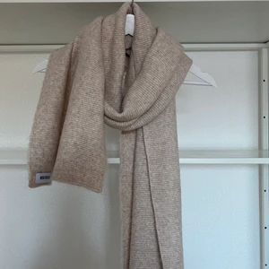 Halsduk - Stickad halsduk från Bubbleroom. Endast använd en gång.