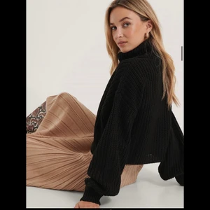 Stickad polotröja - Svart tjock polotröja från NA-KD. Efter ca. 3 gångers användning insåg jag att jag inte gillade polo och säljer därför den här. Ordinarie pris är 249kr och finns inte längre att köpa på hemsidan.
