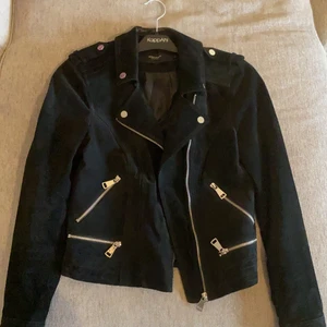 Mocka Jacka - En svart Mocka Jacka i strl M. Använd endast en gång, den är då svart med silvriga detaljer 