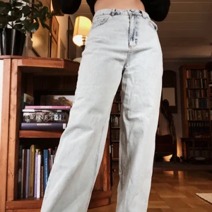 DAD JEANS - snygga dad jeans från märket COLLUSION i strl 28x32, går ner till fötterna på mig som är 168cm 🤍 frakt ingår i priset! knappt använda så toppen-skick!