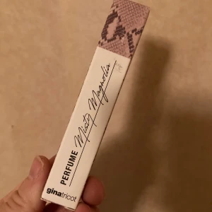 Gina tricot parfym 4 paket för 200kr - Fräsch och lyxig doft , oöppnade förpackningar på 4 st. Köp alla för 200kr (nypris 75kr per paket)