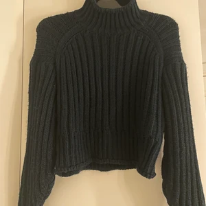 Mörkblå sticka teöja  - Hej! Jag säljer min mörkblåa stickade tröja då jag inte använder den. Den är i storlek S men jag upplever den som lite stor i storleken.  