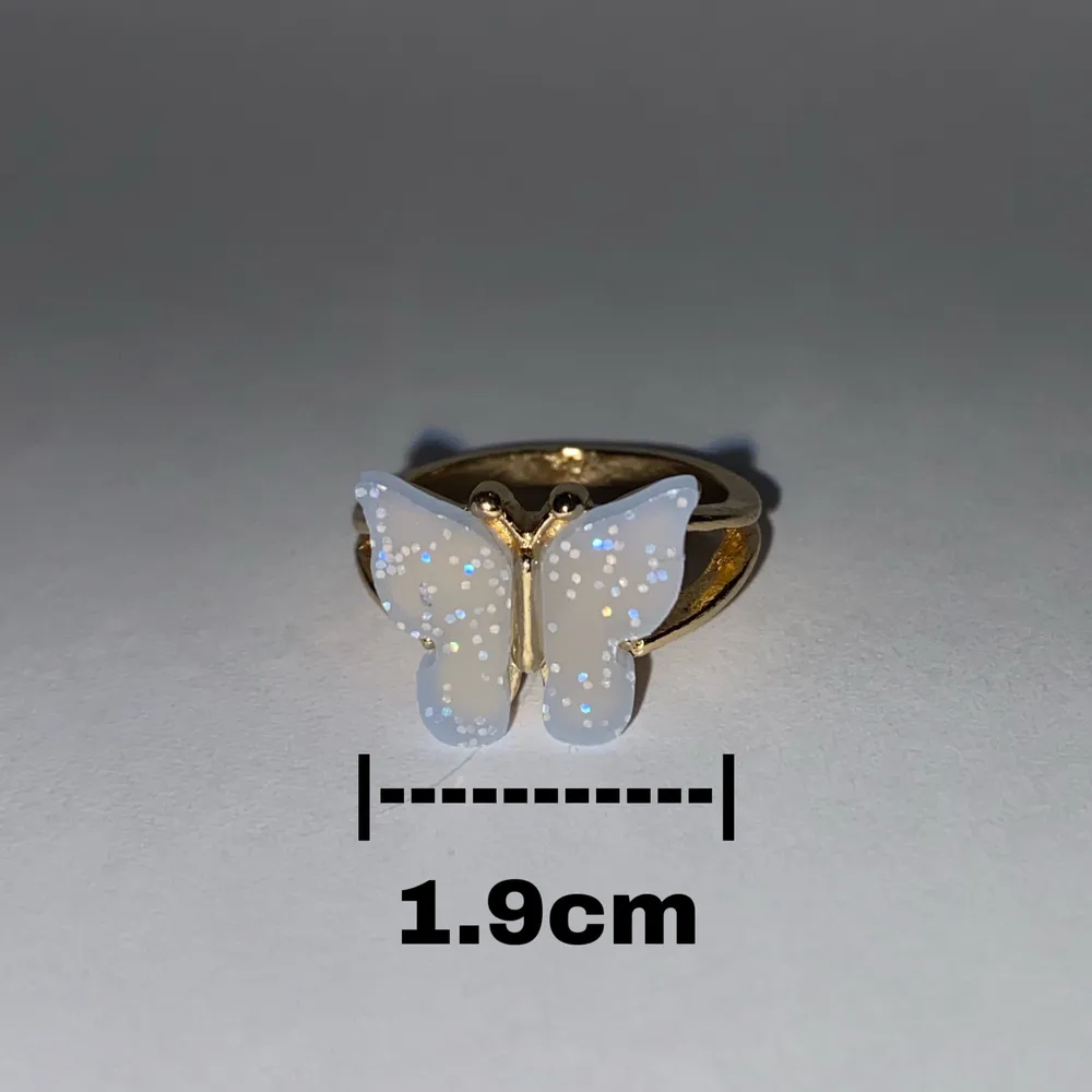 Silverring med gulddetaljer i form av en blå fjäril.. Accessoarer.