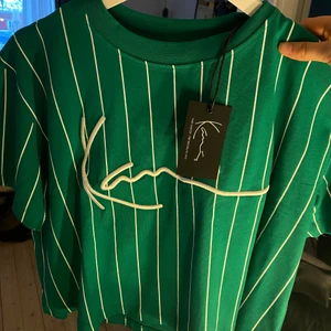 KARL KANI - KARL KANI t-shirt som aldrig är använd😍🥳 Kontakta om ni vill köpa💗